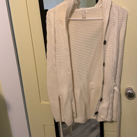 Cc.bates Girls Beautiful hooded and has a belt sweater - Picture 1 of 8
